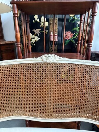 Французский антикварный диван с ротангом в стиле Louis XV